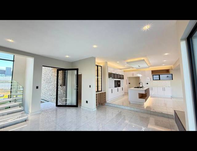 5 BEDROOM HOUSE FOR SALE IN MIDSTREAM HEIGHTS